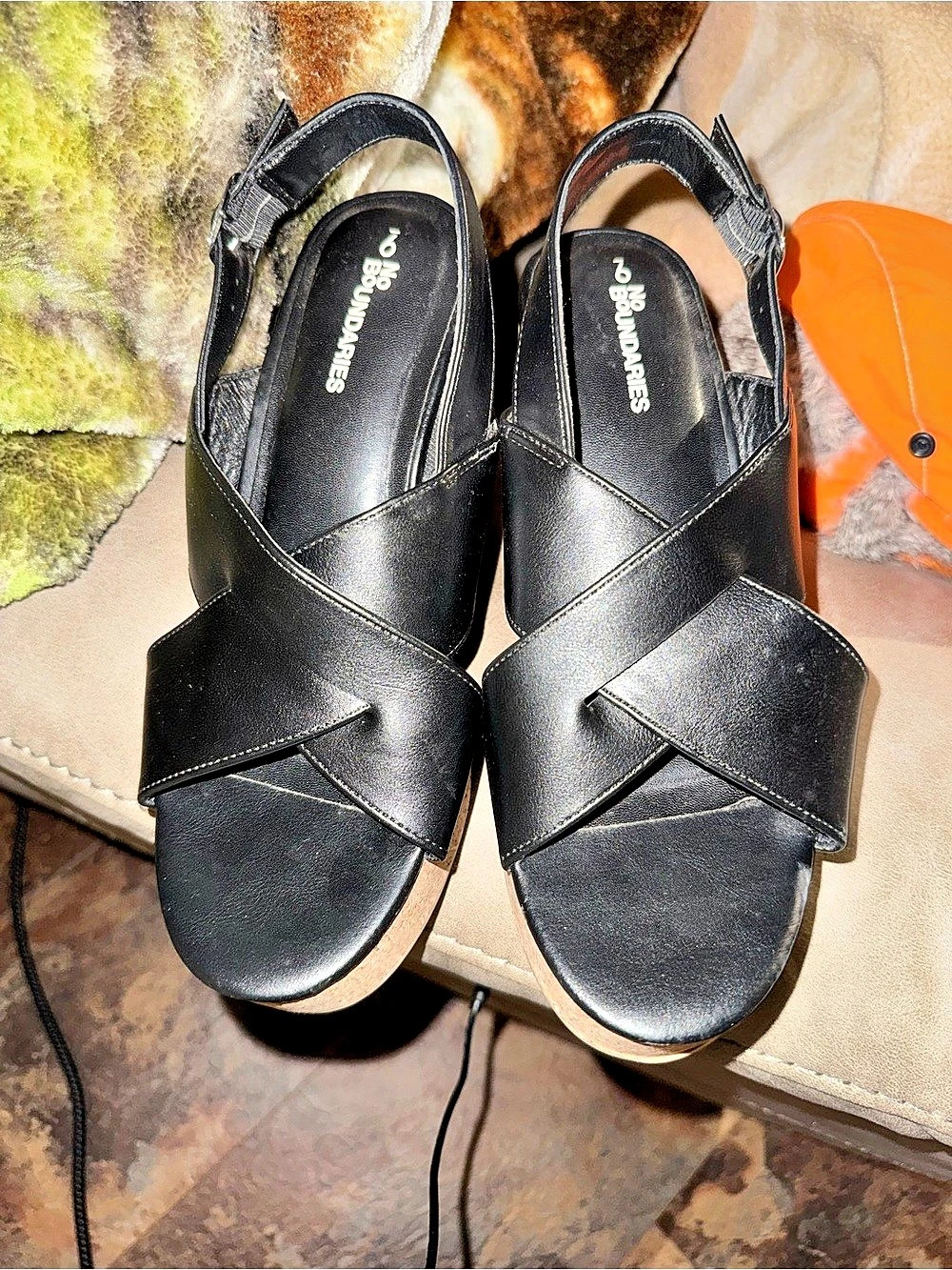 Strappy wedge Sandals in Black